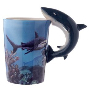 Mug en céramique avec anse decoree Requin par Lisa Parker Mug en céramique avec anse decoree Requin par Lisa Parker